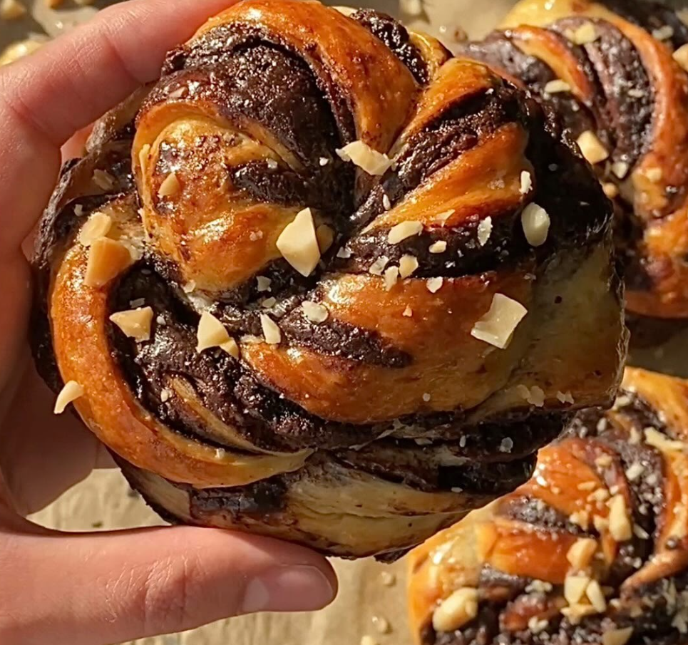 Brioche bandelės su kakava ir makadamijų riešutų kremu